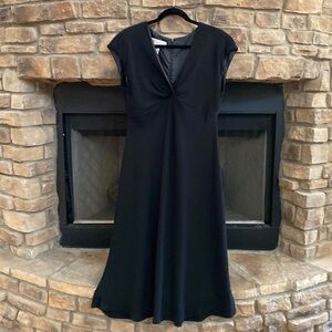 Jones New York black v-neck lined dress with shoulder pads. Size 16
